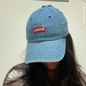 NWT Levi’s denim distressed cap